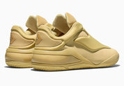 Converse SHAI 001 Butter, sneaker de basketball jaune crème monochrome avec empeigne moulée, fermeture zippée et silhouette futuriste.