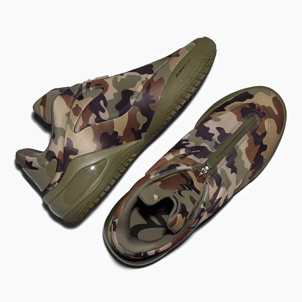 Converse SHAI 001 Echo, sneaker de basketball camouflage avec empeigne moulée, fermeture zippée et silhouette basse futuriste.