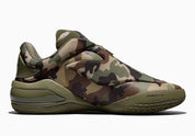 Converse SHAI 001 Echo, sneaker de basketball camouflage avec empeigne moulée, fermeture zippée et silhouette basse futuriste.