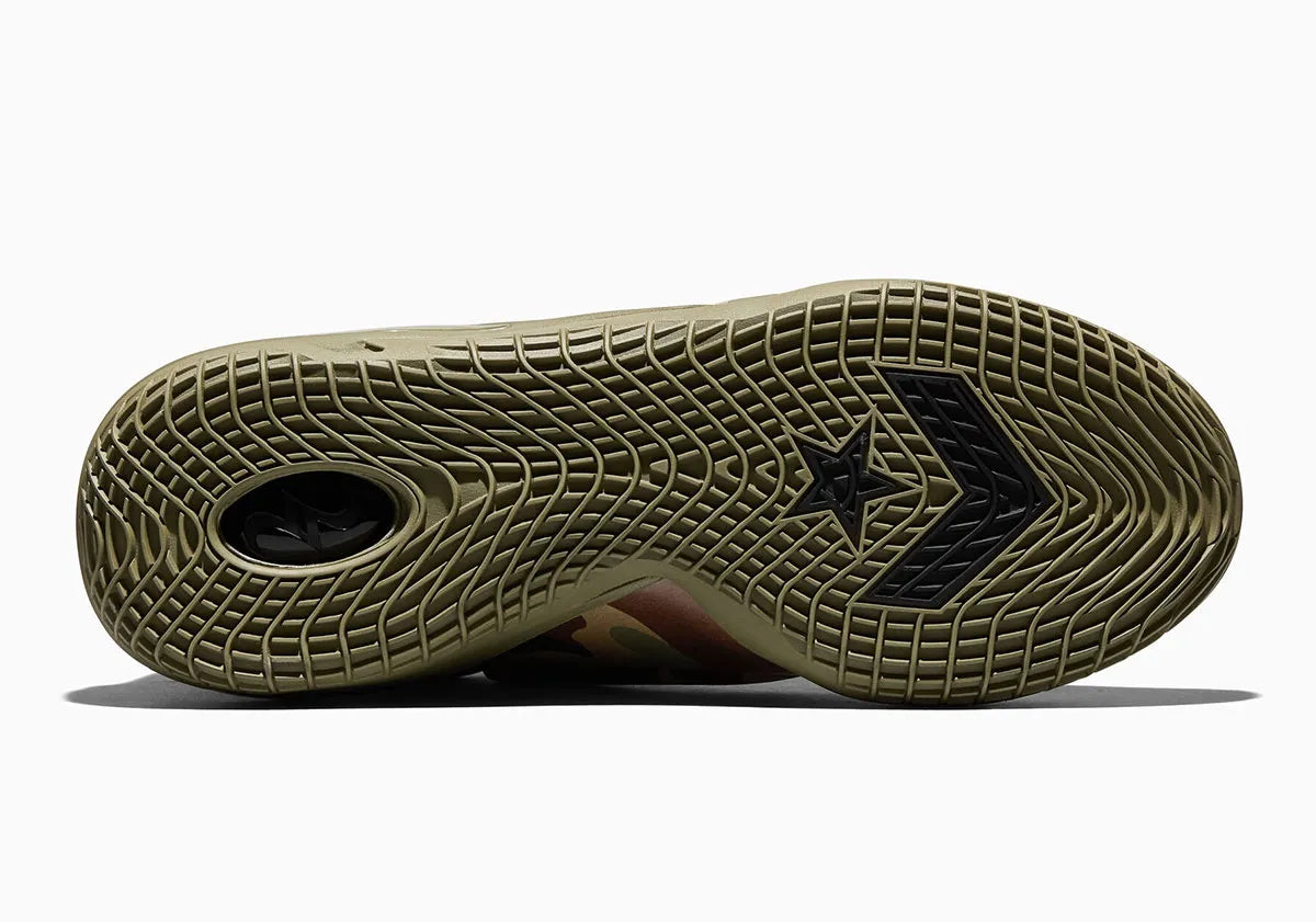 Converse SHAI 001 Echo, sneaker de basketball camouflage avec empeigne moulée, fermeture zippée et silhouette basse futuriste.