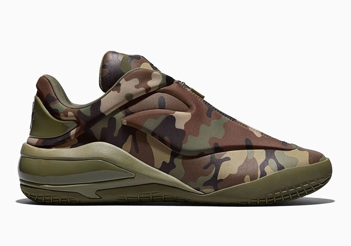 Converse SHAI 001 Echo, sneaker de basketball camouflage avec empeigne moulée, fermeture zippée et silhouette basse futuriste.