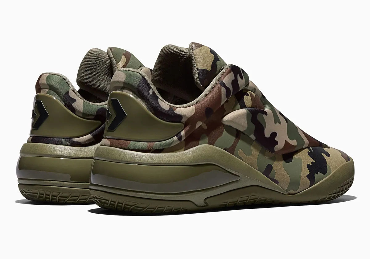 Converse SHAI 001 Echo, sneaker de basketball camouflage avec empeigne moulée, fermeture zippée et silhouette basse futuriste.