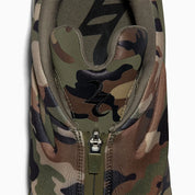 Converse SHAI 001 Echo, sneaker de basketball camouflage avec empeigne moulée, fermeture zippée et silhouette basse futuriste.