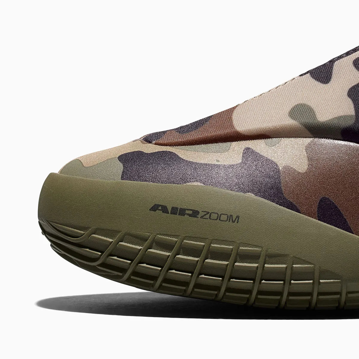 Converse SHAI 001 Echo, sneaker de basketball camouflage avec empeigne moulée, fermeture zippée et silhouette basse futuriste.