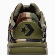 Converse SHAI 001 Echo, sneaker de basketball camouflage avec empeigne moulée, fermeture zippée et silhouette basse futuriste.
