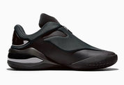 Converse SHAI 001 Charm Black, sneaker de basketball noire monochrome avec empeigne moulée, fermeture zippée et silhouette futuriste.