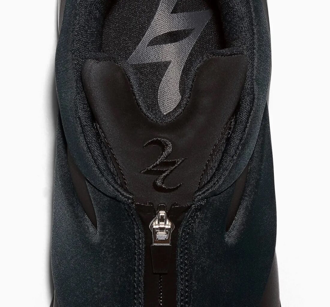 Converse SHAI 001 Charm Black, sneaker de basketball noire monochrome avec empeigne moulée, fermeture zippée et silhouette futuriste.