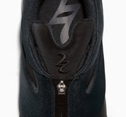 Converse SHAI 001 Charm Black, sneaker de basketball noire monochrome avec empeigne moulée, fermeture zippée et silhouette futuriste.