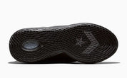 Converse SHAI 001 Charm Black, sneaker de basketball noire monochrome avec empeigne moulée, fermeture zippée et silhouette futuriste.