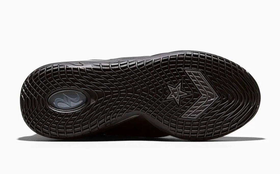 Converse SHAI 001 Charm Black, sneaker de basketball noire monochrome avec empeigne moulée, fermeture zippée et silhouette futuriste.