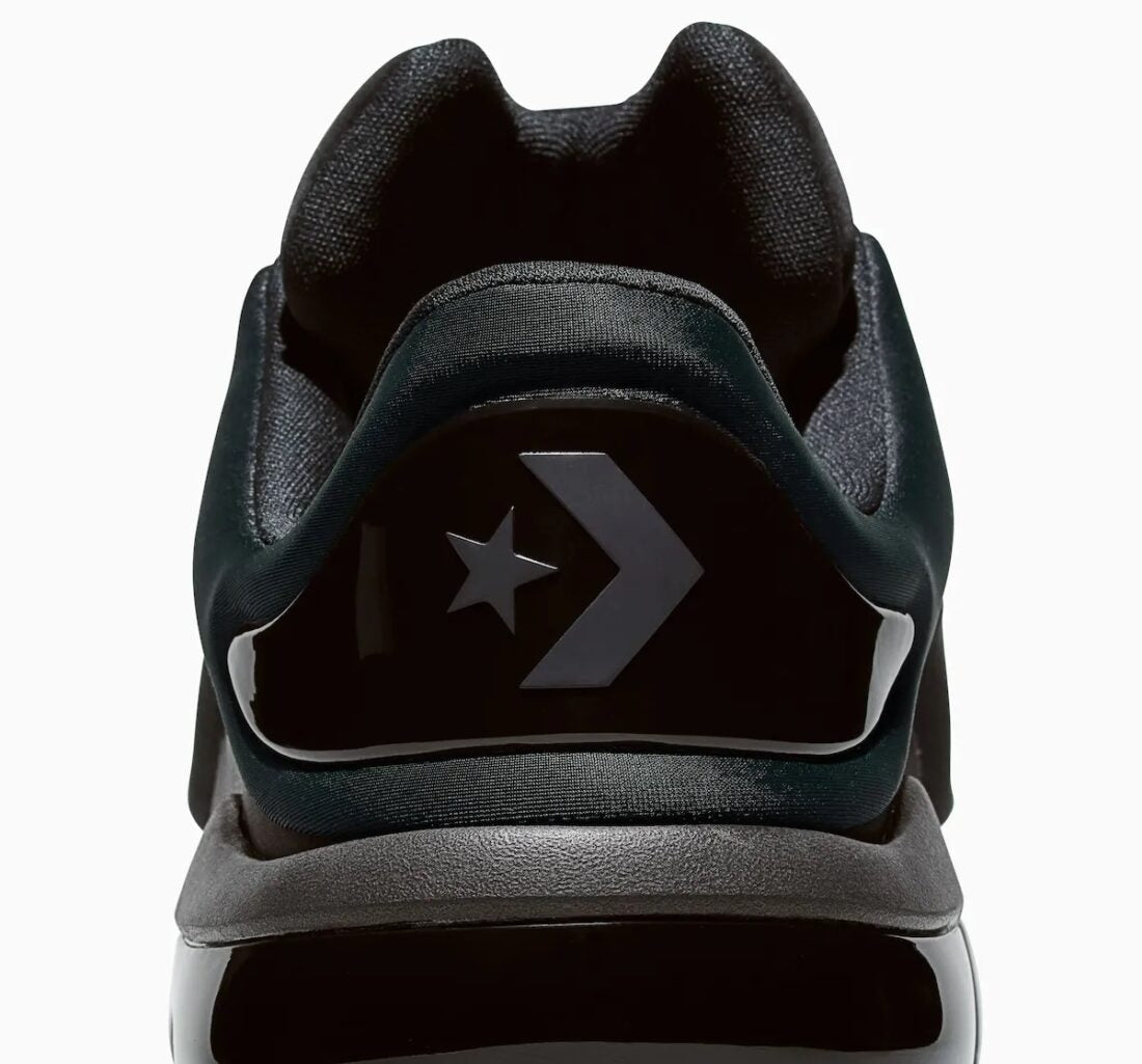 Converse SHAI 001 Charm Black, sneaker de basketball noire monochrome avec empeigne moulée, fermeture zippée et silhouette futuriste.