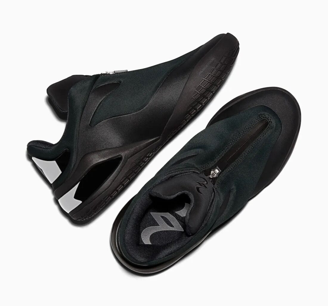 Converse SHAI 001 Charm Black, sneaker de basketball noire monochrome avec empeigne moulée, fermeture zippée et silhouette futuriste.