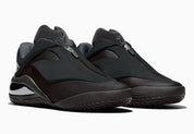 Converse SHAI 001 Charm Black, sneaker de basketball noire monochrome avec empeigne moulée, fermeture zippée et silhouette futuriste.