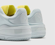 Converse SHAI 001 Ghosted Daydream Yellow A23976C avec empeigne synthétique claire, fermeture zippée, languette jaune et unité Zoom Air.