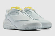 Converse SHAI 001 Ghosted Daydream Yellow A23976C avec empeigne synthétique claire, fermeture zippée, languette jaune et unité Zoom Air.