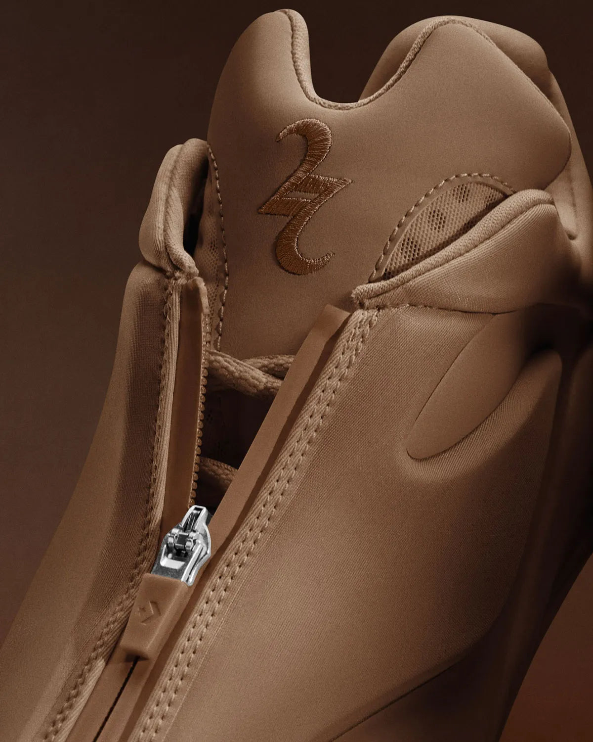 Converse SHAI 001 Hail Clay, sneaker de basketball marron argile monochrome avec empeigne moulée, fermeture zippée et silhouette futuriste.