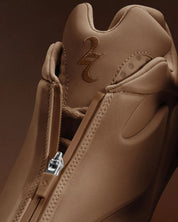 Converse SHAI 001 Hail Clay, sneaker de basketball marron argile monochrome avec empeigne moulée, fermeture zippée et silhouette futuriste.