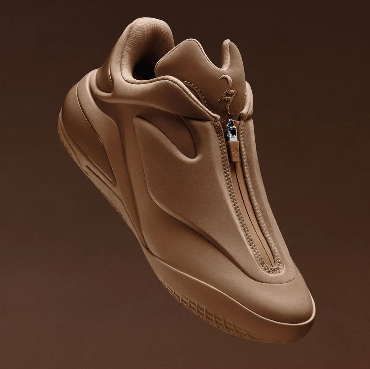 Converse SHAI 001 Hail Clay, sneaker de basketball marron argile monochrome avec empeigne moulée, fermeture zippée et silhouette futuriste.