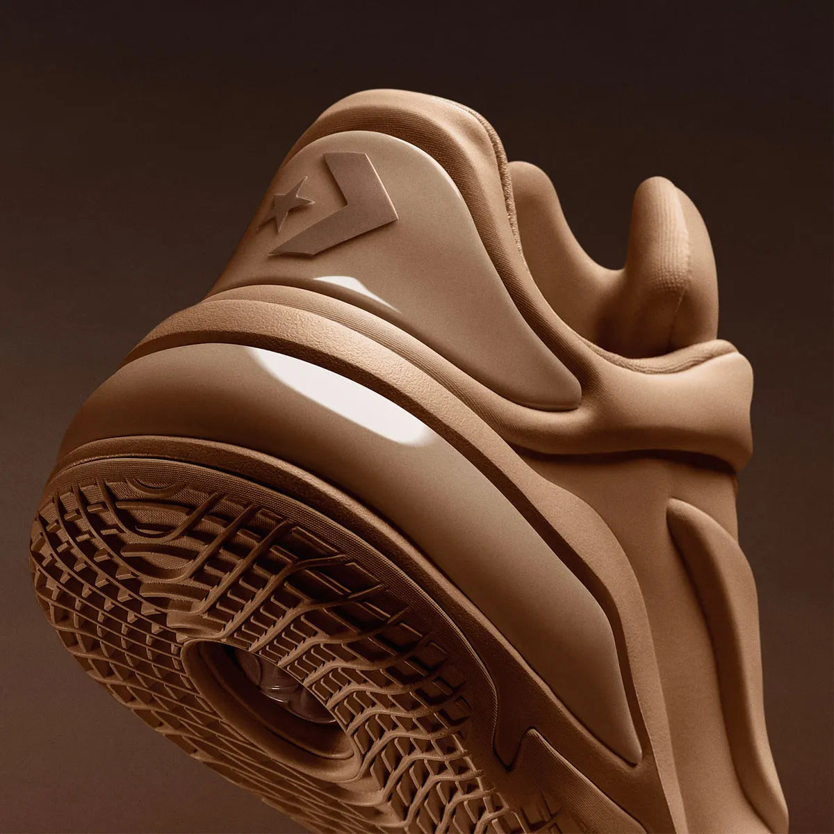 Converse SHAI 001 Hail Clay, sneaker de basketball marron argile monochrome avec empeigne moulée, fermeture zippée et silhouette futuriste.