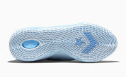 Converse SHAI 001 Masi Blue, sneaker de basketball bleu clair monochrome avec empeigne moulée, fermeture zippée et silhouette futuriste.
