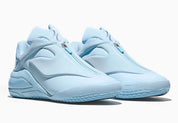 Converse SHAI 001 Masi Blue, sneaker de basketball bleu clair monochrome avec empeigne moulée, fermeture zippée et silhouette futuriste.