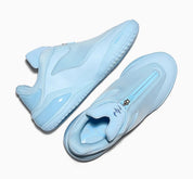 Converse SHAI 001 Masi Blue, sneaker de basketball bleu clair monochrome avec empeigne moulée, fermeture zippée et silhouette futuriste.