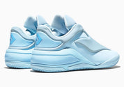 Converse SHAI 001 Masi Blue, sneaker de basketball bleu clair monochrome avec empeigne moulée, fermeture zippée et silhouette futuriste.