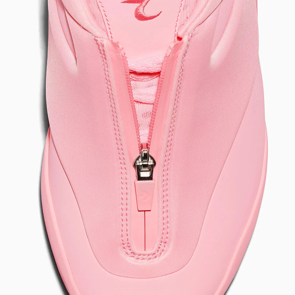 Converse SHAI 001 Blush, sneaker de basketball rose monochrome avec empeigne moulée sculptée, cache zippé et silhouette basse futuriste.