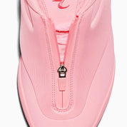 Converse SHAI 001 Blush, sneaker de basketball rose monochrome avec empeigne moulée sculptée, cache zippé et silhouette basse futuriste.