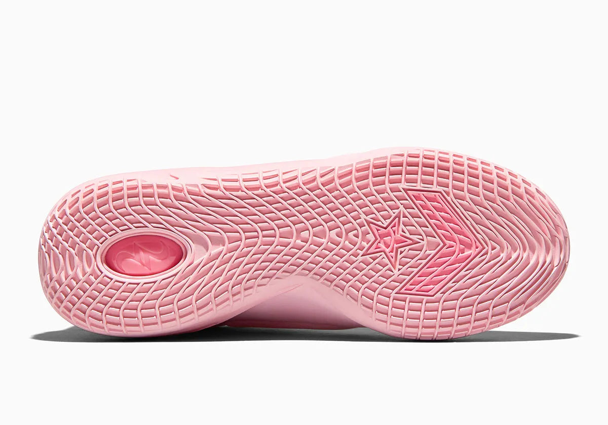 Converse SHAI 001 Blush, sneaker de basketball rose monochrome avec empeigne moulée sculptée, cache zippé et silhouette basse futuriste.