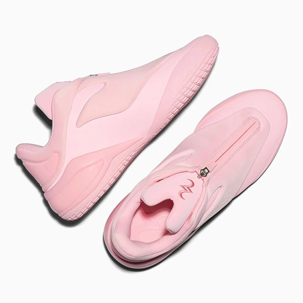 Converse SHAI 001 Blush, sneaker de basketball rose monochrome avec empeigne moulée sculptée, cache zippé et silhouette basse futuriste.