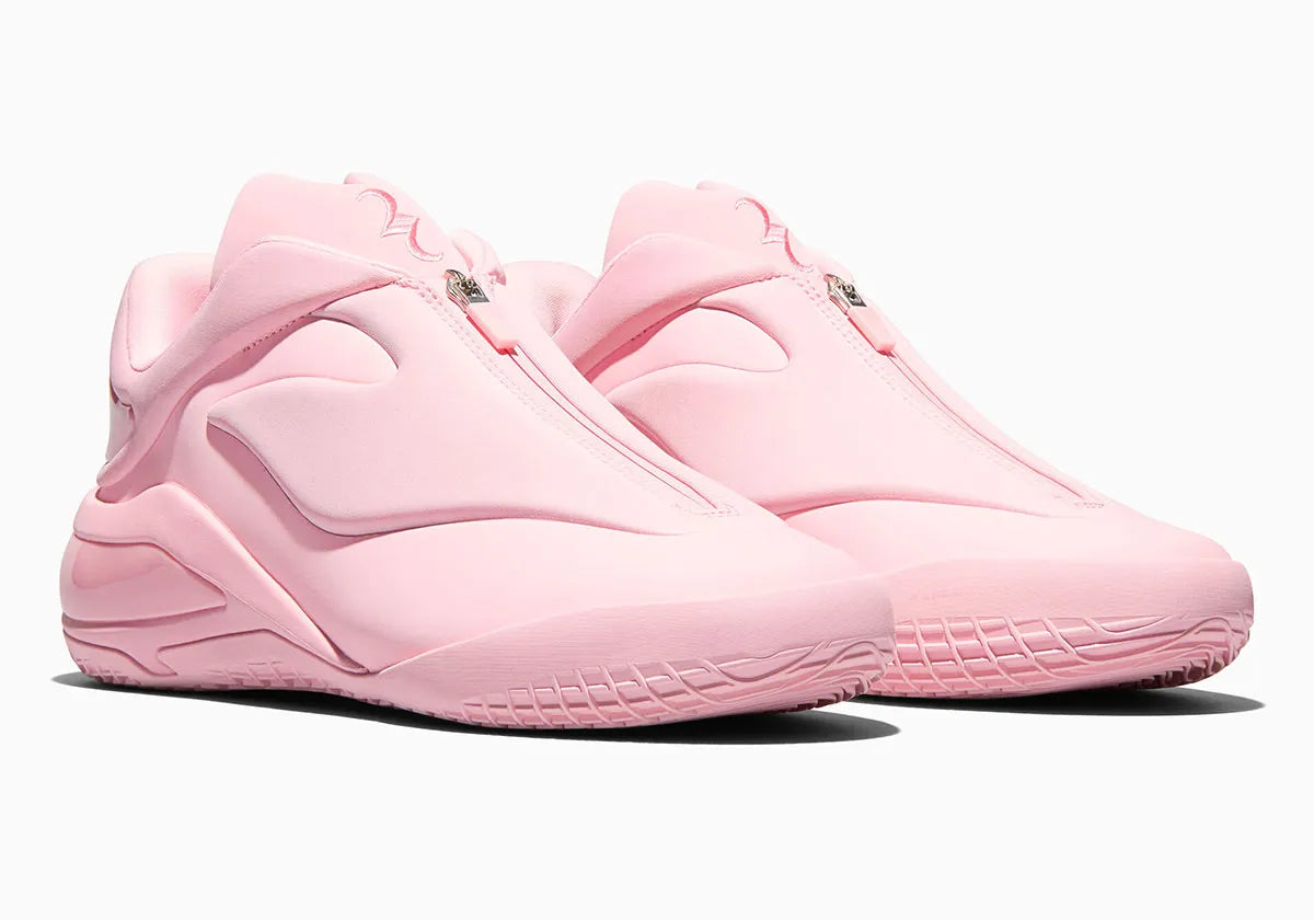 Converse SHAI 001 Blush, sneaker de basketball rose monochrome avec empeigne moulée sculptée, cache zippé et silhouette basse futuriste.