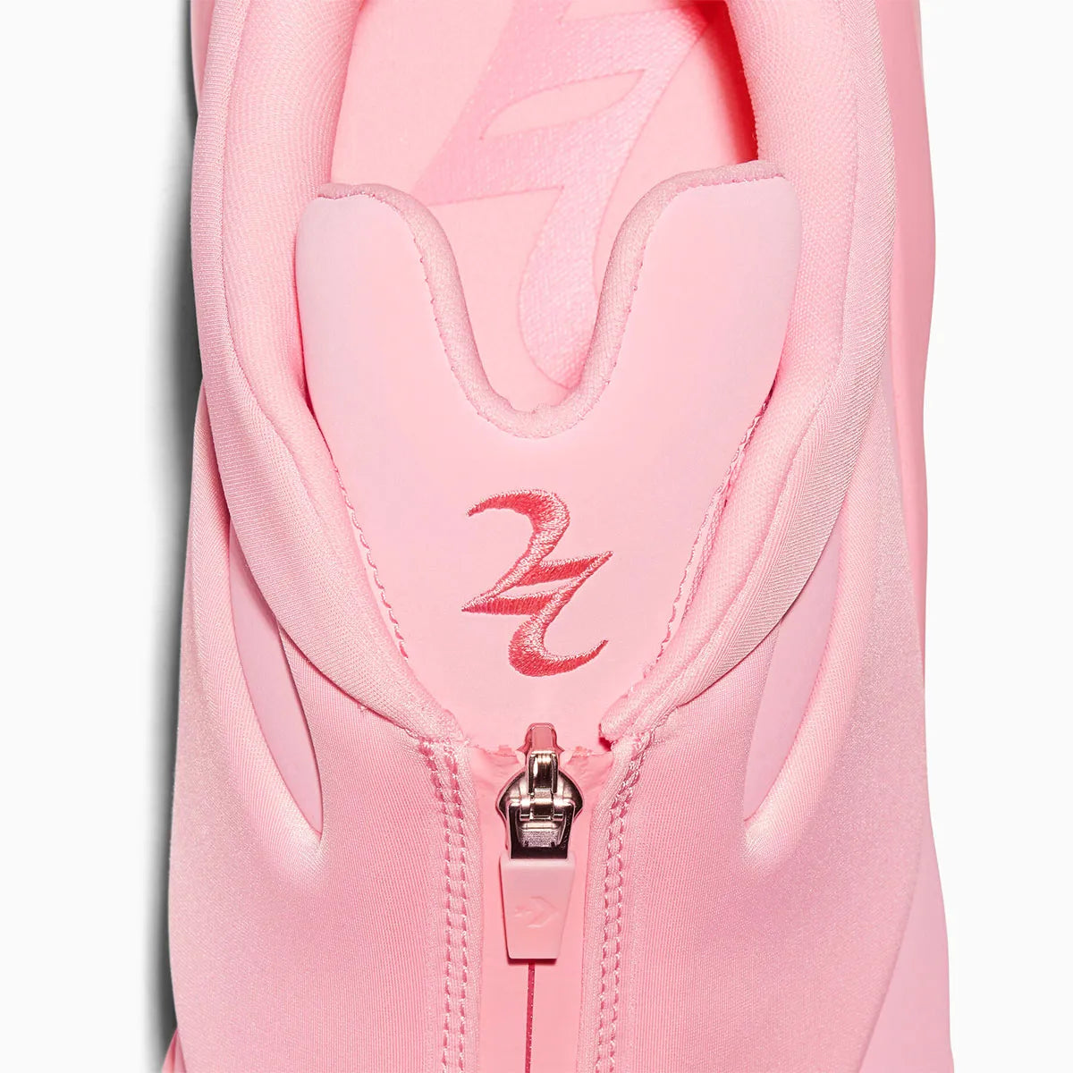 Converse SHAI 001 Blush, sneaker de basketball rose monochrome avec empeigne moulée sculptée, cache zippé et silhouette basse futuriste.