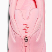 Converse SHAI 001 Blush, sneaker de basketball rose monochrome avec empeigne moulée sculptée, cache zippé et silhouette basse futuriste.