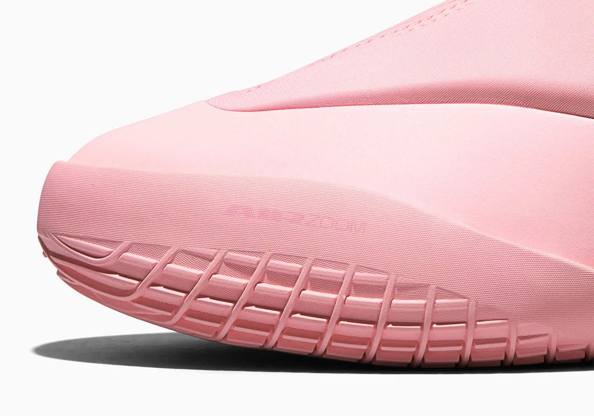 Converse SHAI 001 Blush, sneaker de basketball rose monochrome avec empeigne moulée sculptée, cache zippé et silhouette basse futuriste.