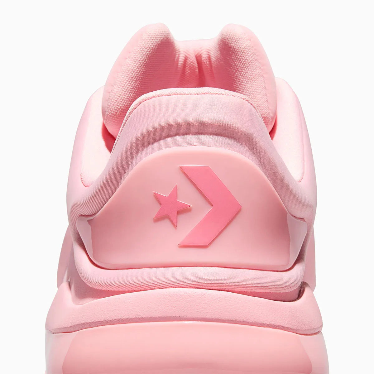 Converse SHAI 001 Blush, sneaker de basketball rose monochrome avec empeigne moulée sculptée, cache zippé et silhouette basse futuriste.