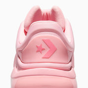 Converse SHAI 001 Blush, sneaker de basketball rose monochrome avec empeigne moulée sculptée, cache zippé et silhouette basse futuriste.