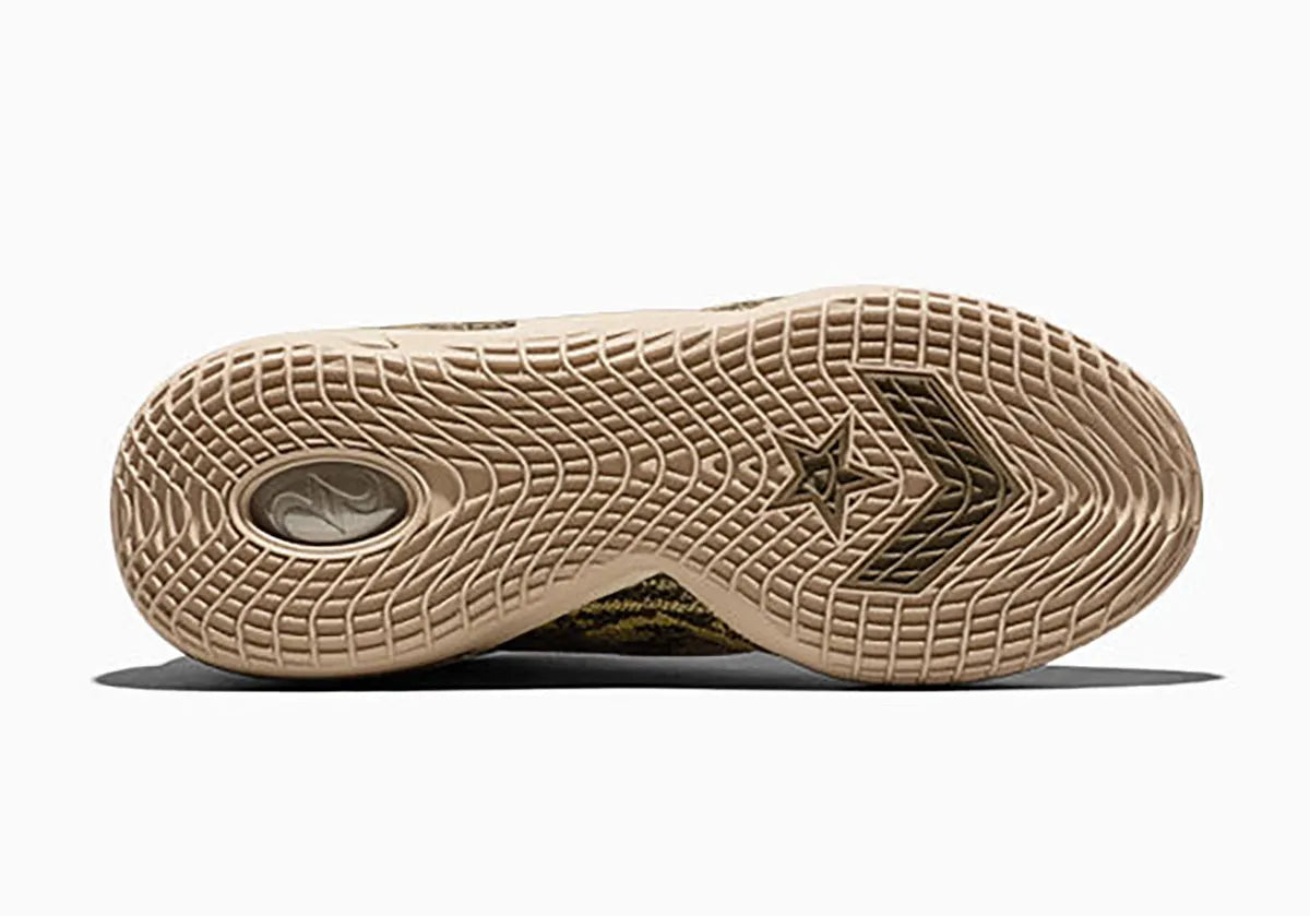 Converse SHAI 001 Premium Slither, sneaker de basketball à empeigne synthétique effet peau de serpent avec fermeture zippée et silhouette sculptée.