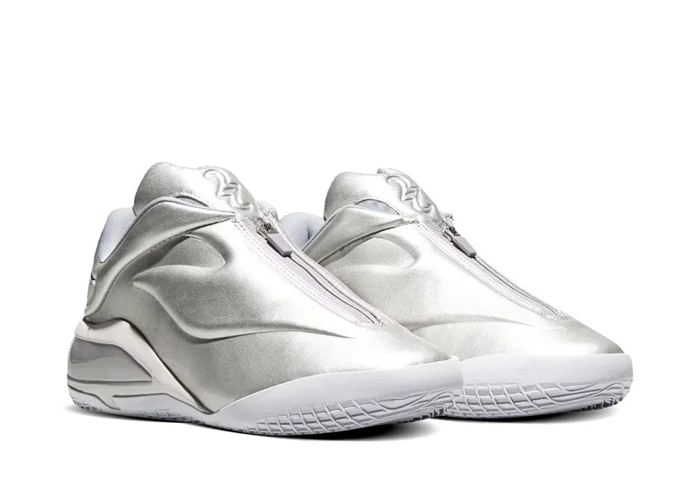 Converse SHAI 001 Premium Steel, sneaker de basketball gris métallisé en cuir avec empeigne sculptée, fermeture zippée et silhouette futuriste.