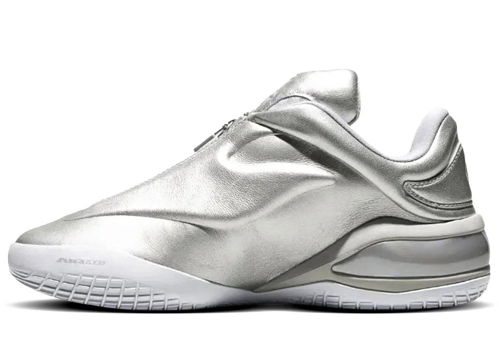 Converse SHAI 001 Premium Steel, sneaker de basketball gris métallisé en cuir avec empeigne sculptée, fermeture zippée et silhouette futuriste.