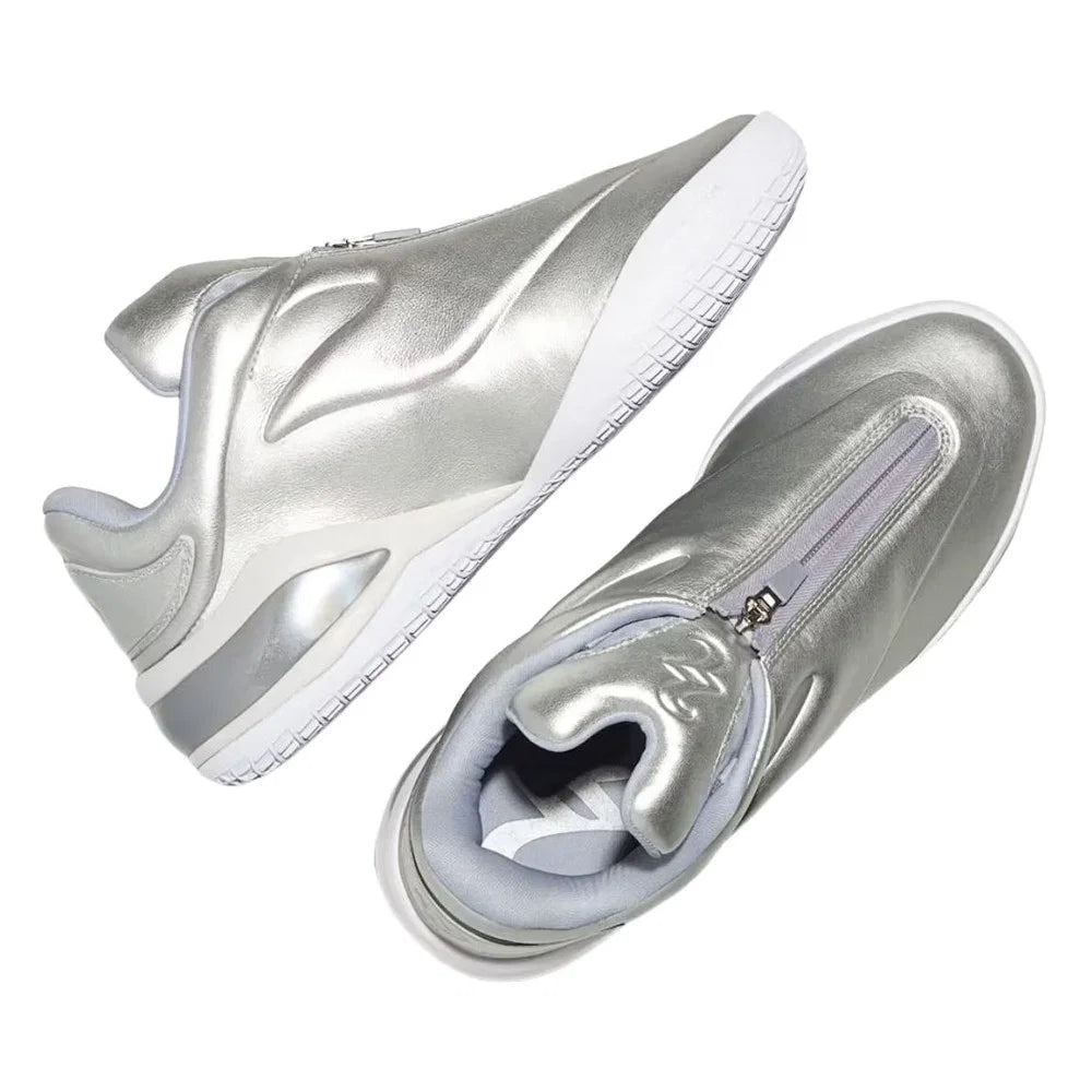 Converse SHAI 001 Premium Steel, sneaker de basketball gris métallisé en cuir avec empeigne sculptée, fermeture zippée et silhouette futuriste.