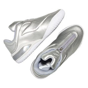 Converse SHAI 001 Premium Steel, sneaker de basketball gris métallisé en cuir avec empeigne sculptée, fermeture zippée et silhouette futuriste.
