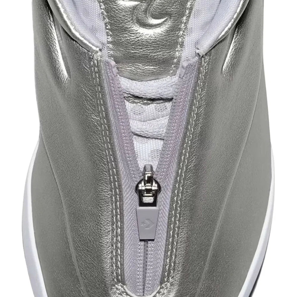 Converse SHAI 001 Premium Steel, sneaker de basketball gris métallisé en cuir avec empeigne sculptée, fermeture zippée et silhouette futuriste.