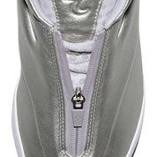 Converse SHAI 001 Premium Steel, sneaker de basketball gris métallisé en cuir avec empeigne sculptée, fermeture zippée et silhouette futuriste.