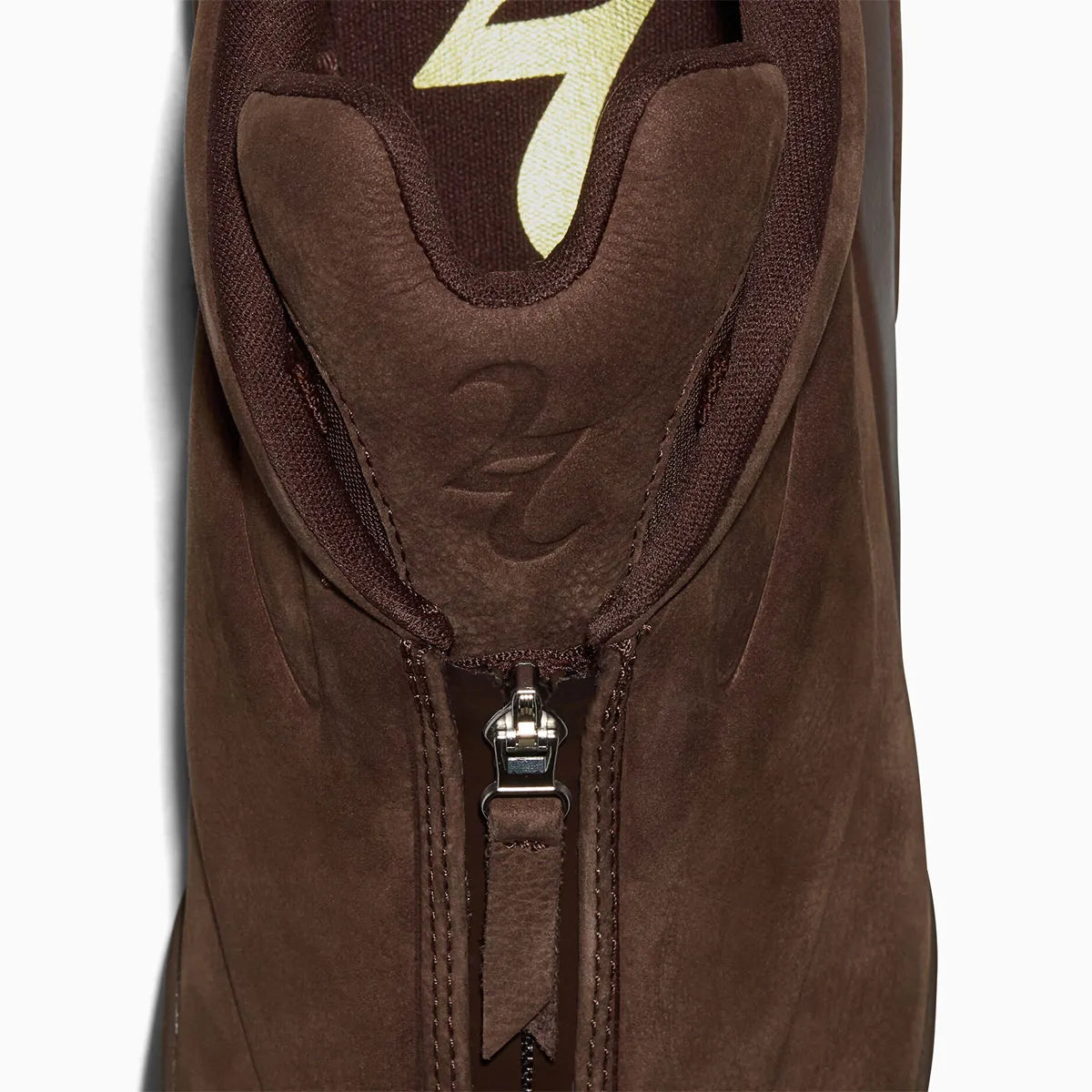 Sneakers Converse SHAI 001 Lux Truffle marron en matériaux techniques premium avec semelle performante et design sculptural moderne.