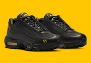 Nike Air Max 95 Corteiz Honey Black noire en cuir et mesh diamant avec détails Corteiz, logo Alcatraz et unités Air Max Tour Yellow vue de 3/4 face. 