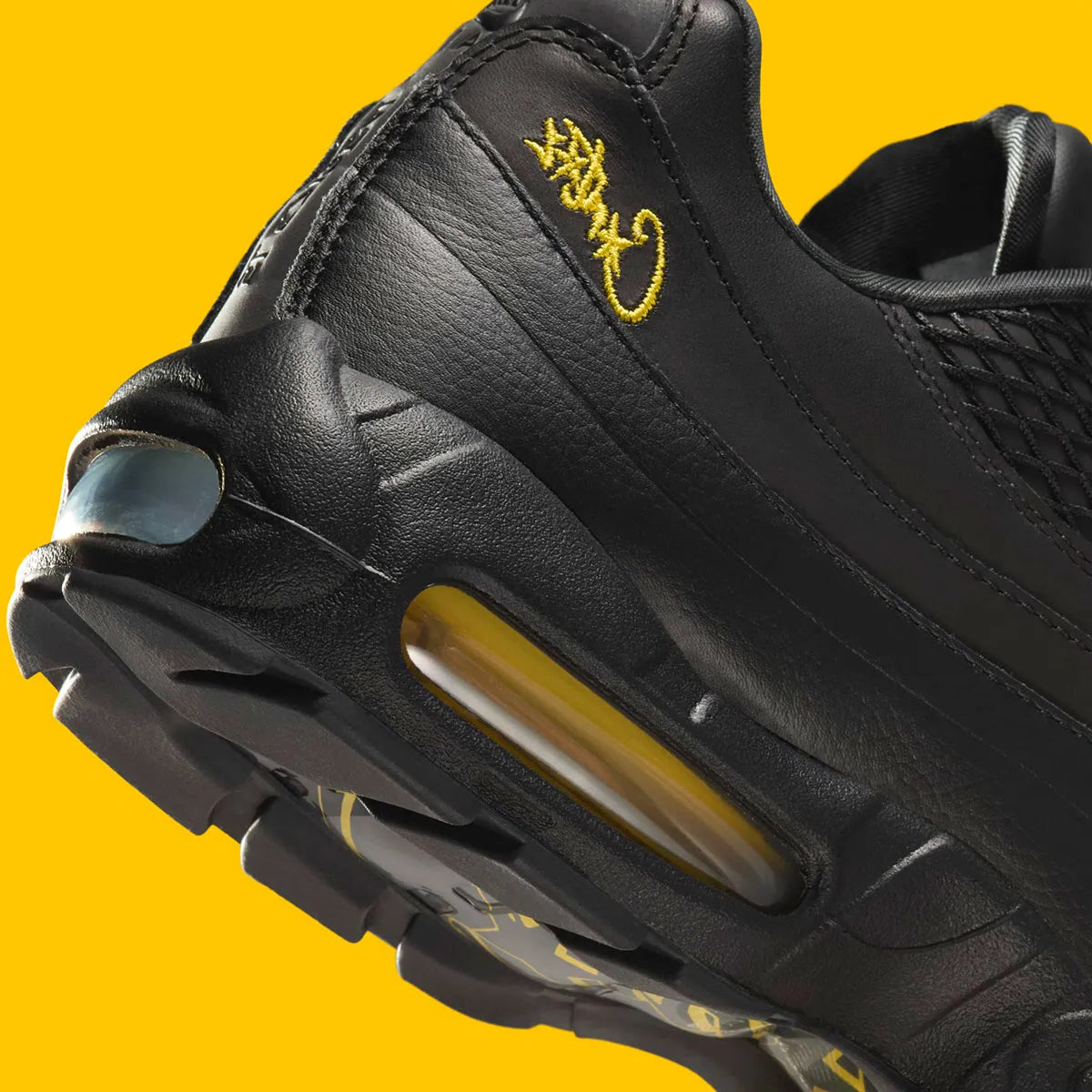 Vue zoomée sur les détails arrières de la Nike Air Max 95 Corteiz Honey Black noire en cuir et mesh diamant avec détails Corteiz, logo Alcatraz et unités Air Max Tour Yellow.