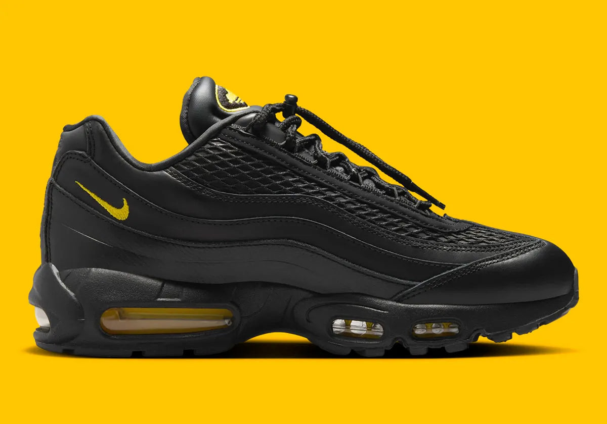 Nike Air Max 95 Corteiz Honey Black noire en cuir et mesh diamant avec détails Corteiz, logo Alcatraz et unités Air Max Tour Yellow vue de profil intérieur. 
