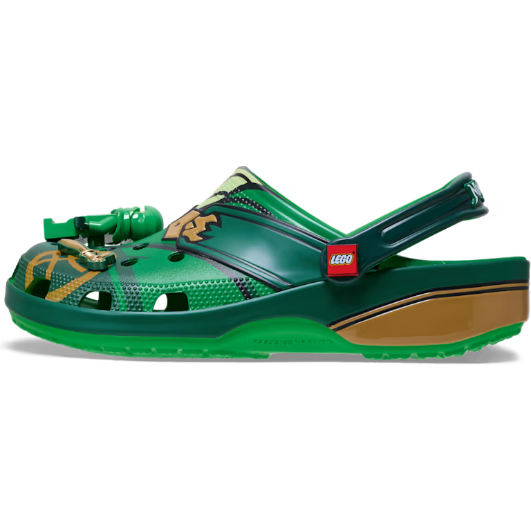 Crocs Classic Clog LEGO Ninjago, sabot Crocs Classic Clog inspiré de l'univers LEGO NINJAGO avec détails graphiques et bride pivotante vue de profil intérieur. 