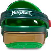 Crocs Classic Clog LEGO Ninjago, sabot Crocs Classic Clog inspiré de l'univers LEGO NINJAGO avec détails graphiques et bride pivotante vue de derrière. 